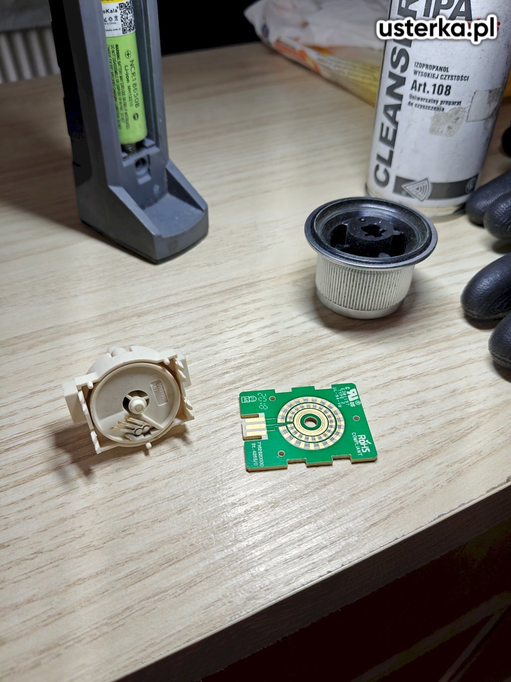 Przeprowadzono diagnostykę piekarnika IKEA/Electrolux. Brak oświetlenia był spowodowany przepaloną żarówką halogenową — zamówiono nową. Zdemontowano i wyczyszczono enkoder regulacji temperatury, a także skorygowano ułożenie styków. Po ponownym montażu pokrętło działa prawidłowo i reaguje na każdy impuls.