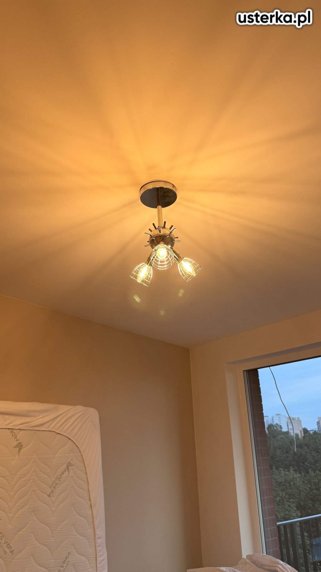 Zamontowałem i podłączyłem 8 lamp sufitowych we wszystkich pomieszczeniach. 