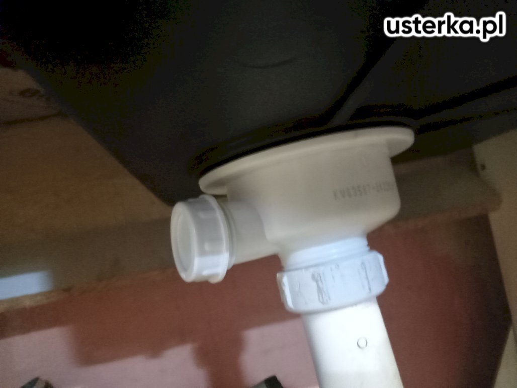Poprawiono uszczelki i dokręcono połączenia. Woda nie wycieka spod zlewu, a instalacja działa prawidłowo.