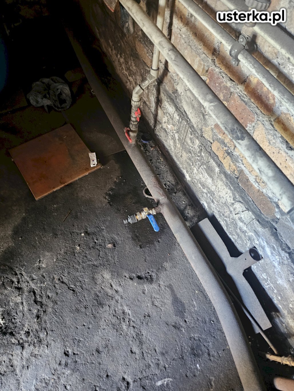 Wymieniono zawór powrotny przy grzejniku, zawór doprowadzający wodę pod umywalką oraz zawór spustowy instalacji centralnego ogrzewania. Prace wymagały spuszczenia wody z instalacji, a następnie jej ponownego napełnienia i odpowietrzenia. Materiały były dostępne na miejscu.