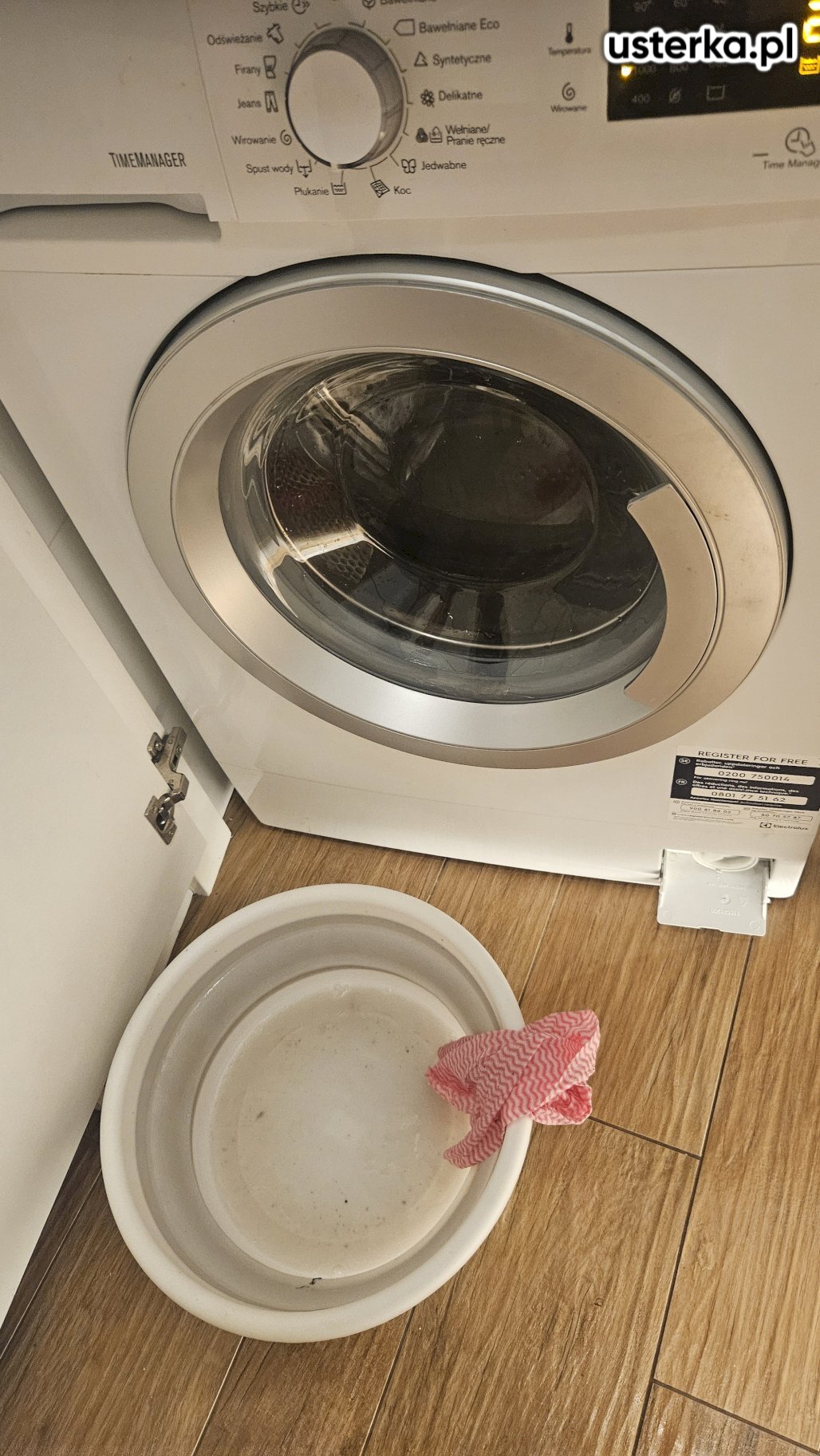 Przyczyną usterki był problem z odpływem wody. Udrożniłem filtr oraz pompę odpływową. Po wykonaniu czynności pralka prawidłowo wypompowuje wodę i działa poprawnie.