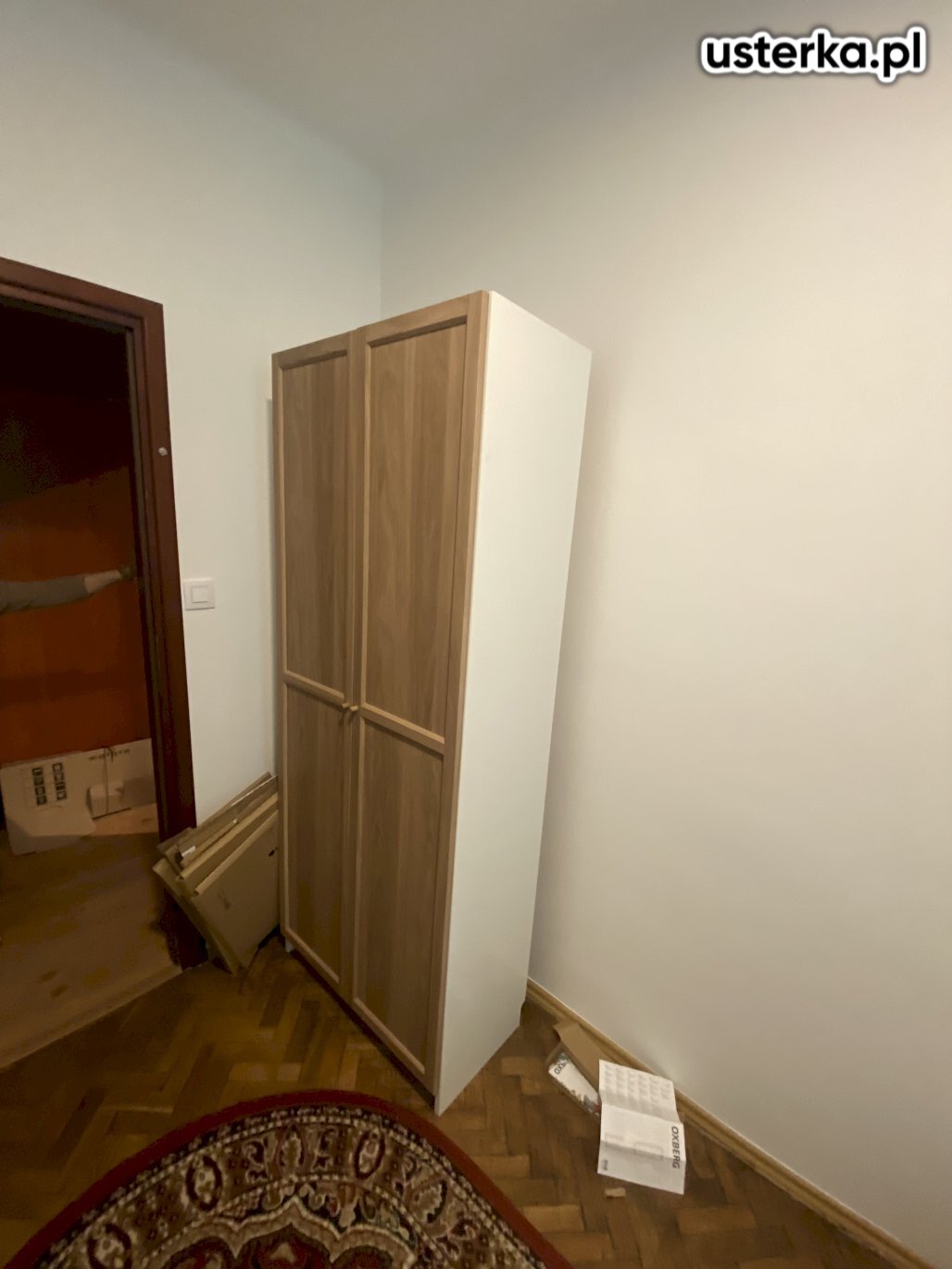 Montaż drzwi do regału oraz zawieszenie kilku obrazów.