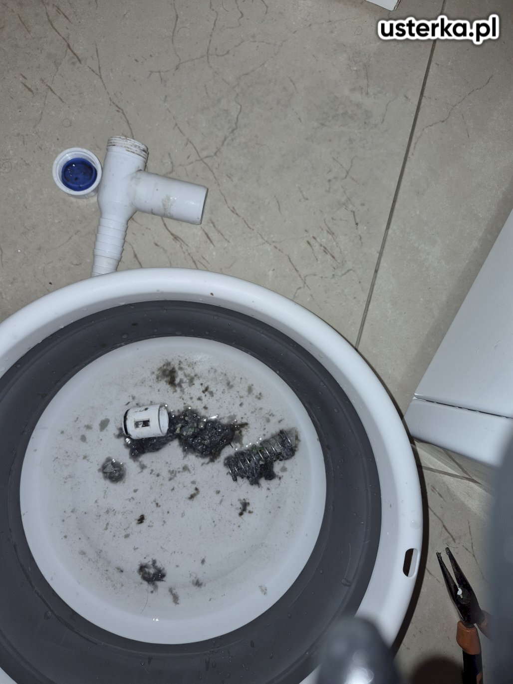 Usunąłem zator w układzie odpływowym pralki. Po wyczyszczeniu układu urządzenie prawidłowo odprowadza wodę.