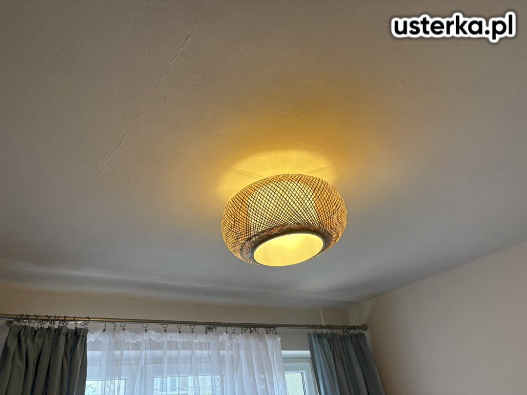 Demontaż starych żyrandoli oraz montaż trzech nowych lamp sufitowych.