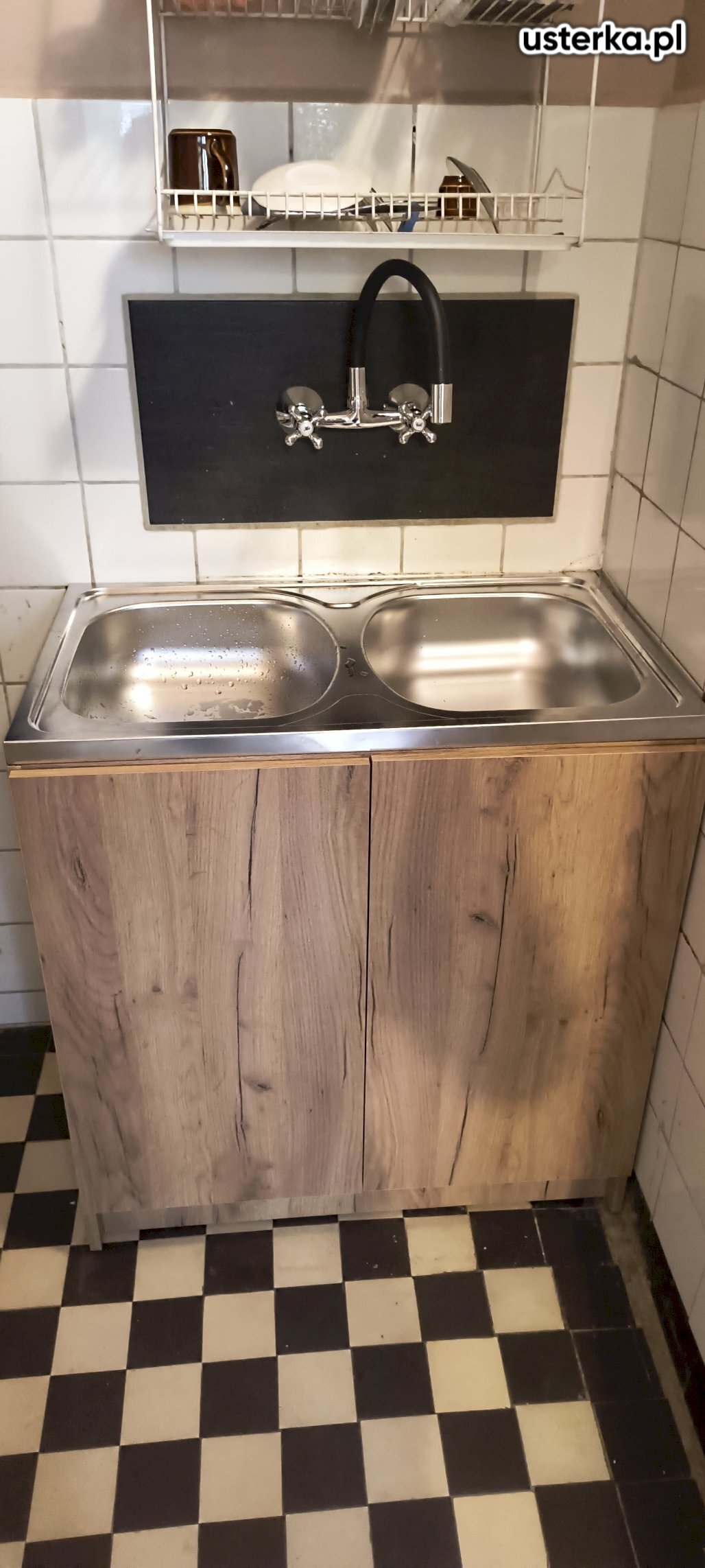 Wymiana baterii w łazience i kuchni oraz demontaż starej i montaż nowej szafki z umywalką.
