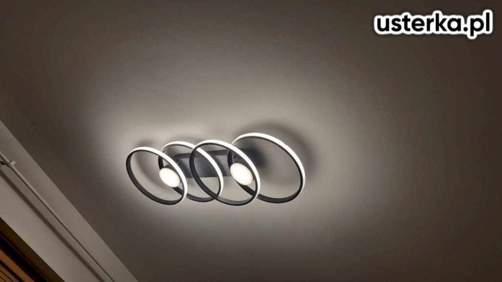 Montaż dwóch lamp sufitowych zakupionych przez klientkę oraz poprawa mocowania trzeciej lampy.