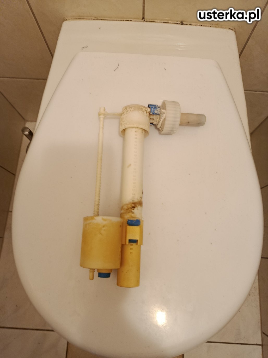 Spłuczka podtynkowa przeciekała do miski WC. Wymieniono zawór napełniający oraz naprawiono mechanizm przycisków. Po wykonaniu prac wszystko działa prawidłowo.