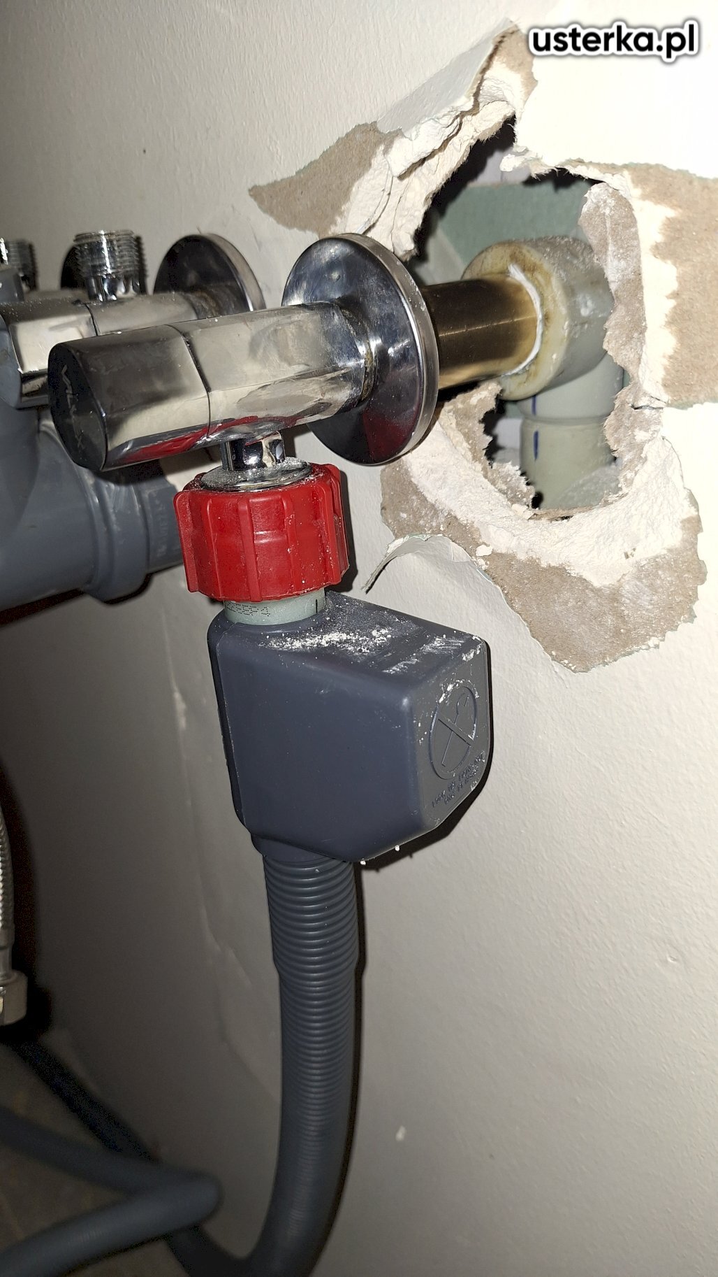 Zlecenie dotyczyło usunięcia nieszczelności w instalacji zasilającej zmywarkę. Zlokalizowałem źródło wycieku pod zaworem – przyczyną była pęknięta mosiężna mufa. Po zakręceniu głównego dopływu wody wymieniłem uszkodzony element i uszczelniłem połączenie. Następnie ponownie zamontowałem zawór, podłączyłem wąż zmywarki i przeprowadziłem próbę szczelności. Wyciek został usunięty, a instalacja działa prawidłowo.