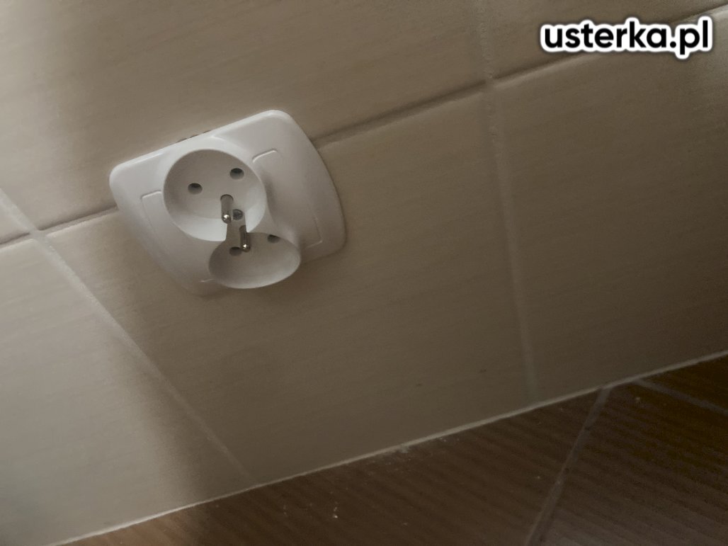 Zgodnie z prośbą klienta wymieniono syfon pod zlewem oraz pojedyncze gniazdko z uziemieniem na podwójne.