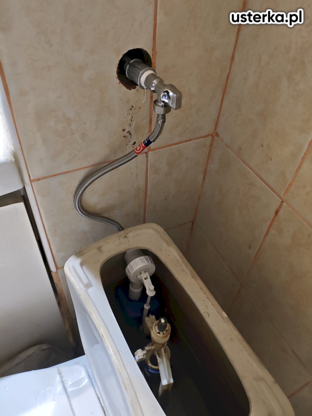 Wykręcono uszkodzony odcinek rury i zamontowano nową przedłużkę 1/2" o długości 10 cm oraz nypel, do którego wkręcono zawór kątowy doprowadzający wodę do spłuczki WC. Po wykonaniu naprawy wyciek ustał.